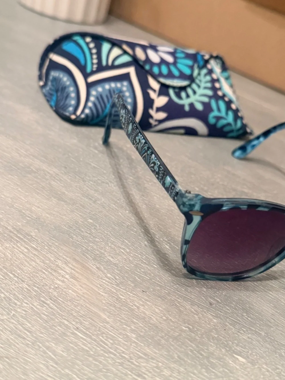 VERA BRADLEY SUNGLASSES W/ CASE
